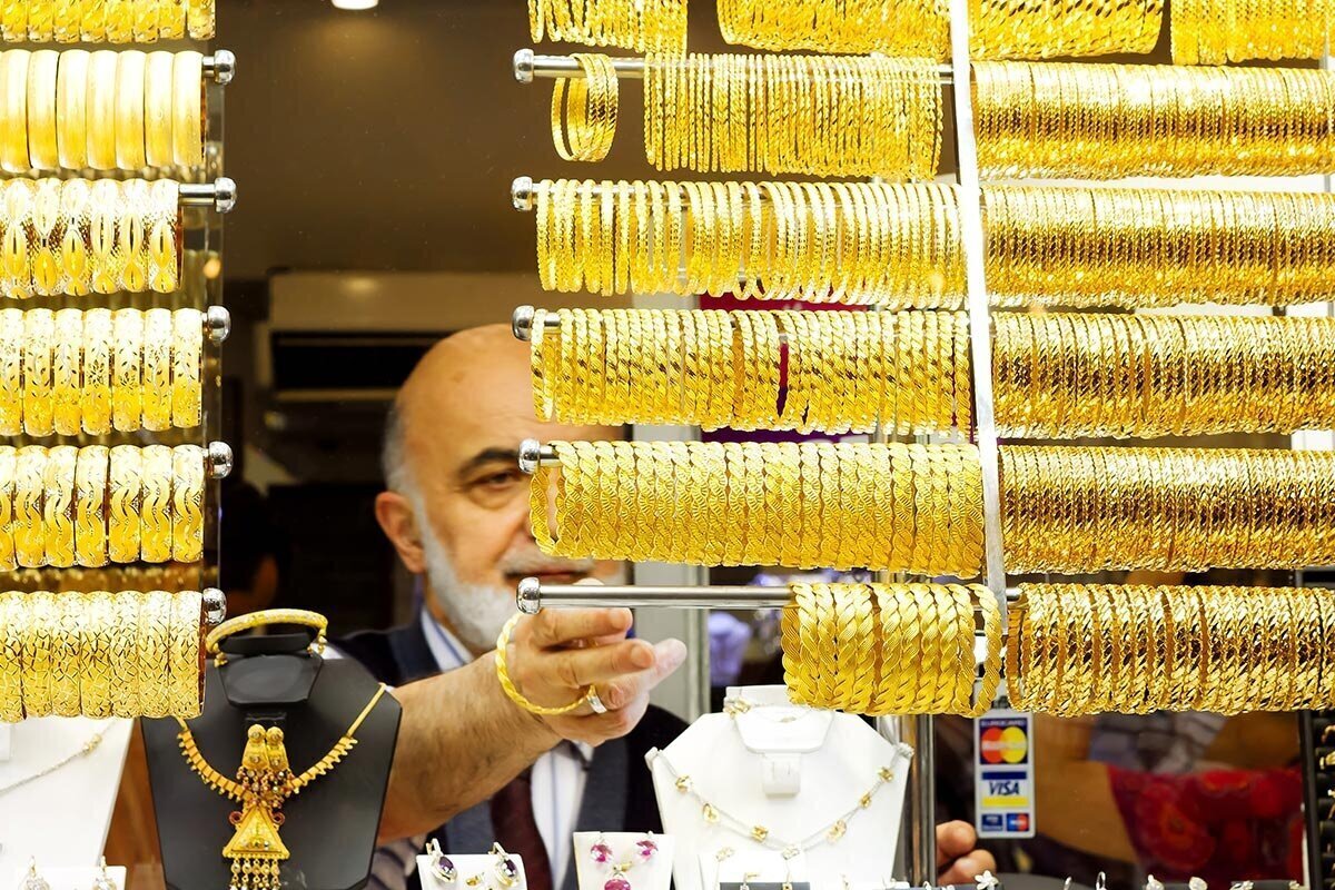 کاهش قیمت طلا ۱۸ عیار در بازار امروز شنبه ۱۸ مرداد ۱۴۰۴