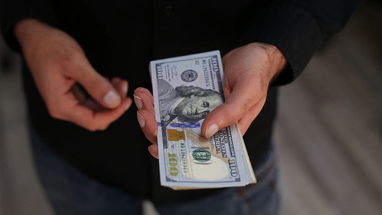 افزایش ۳۳ درصدی اختلاف دلار آزاد و حواله؛ شکاف ارزی بازار دو قطبی شده است