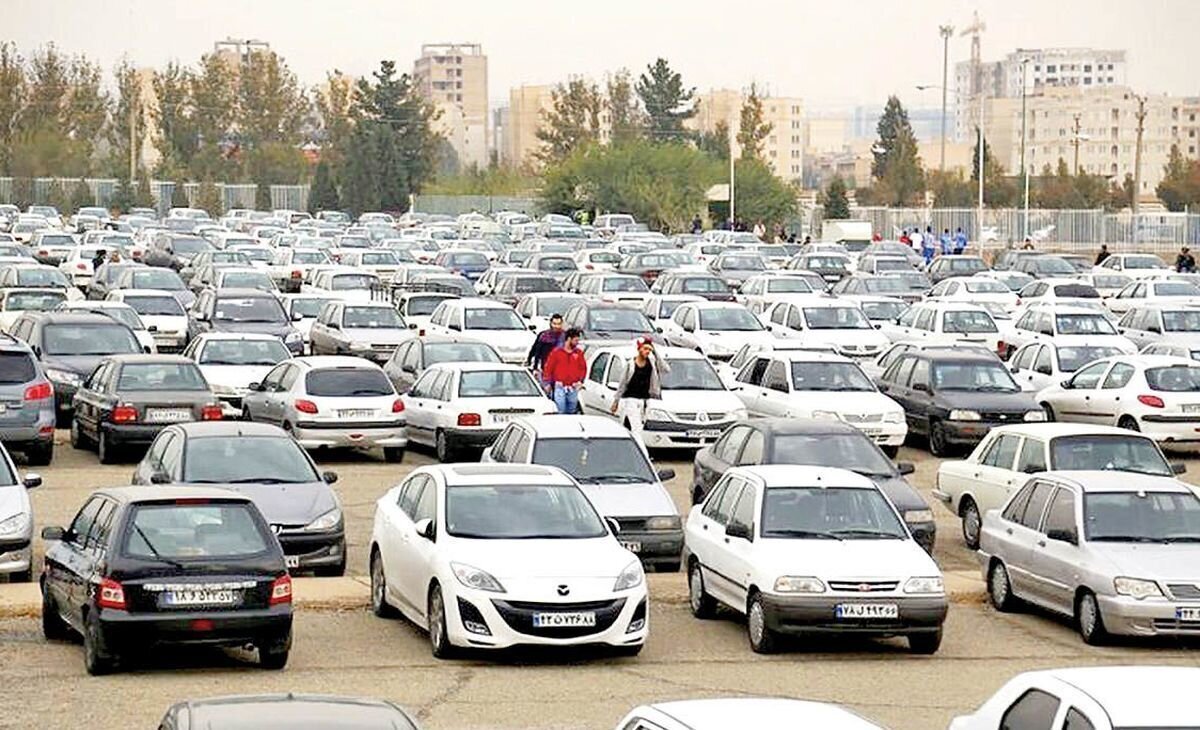 سرعت گرفتن روند کاهش قیمت خودرو در بازار؛ نگاهی به قیمت‌ها در مرداد ۱۴۰۴