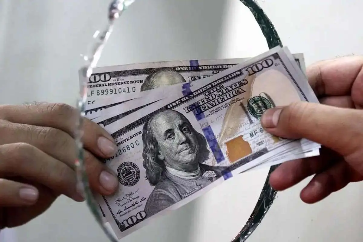 کاهش قیمت دلار در پی سیگنال‌های مثبت مذاکرات و فشار فروش در بازار ارز
