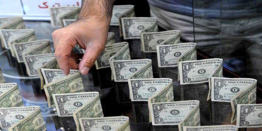 قیمت دلار به کانال ۹۰ هزار تومان بازگشت؛ کاهش ۱.۵ درصدی در بازار غیررسمی