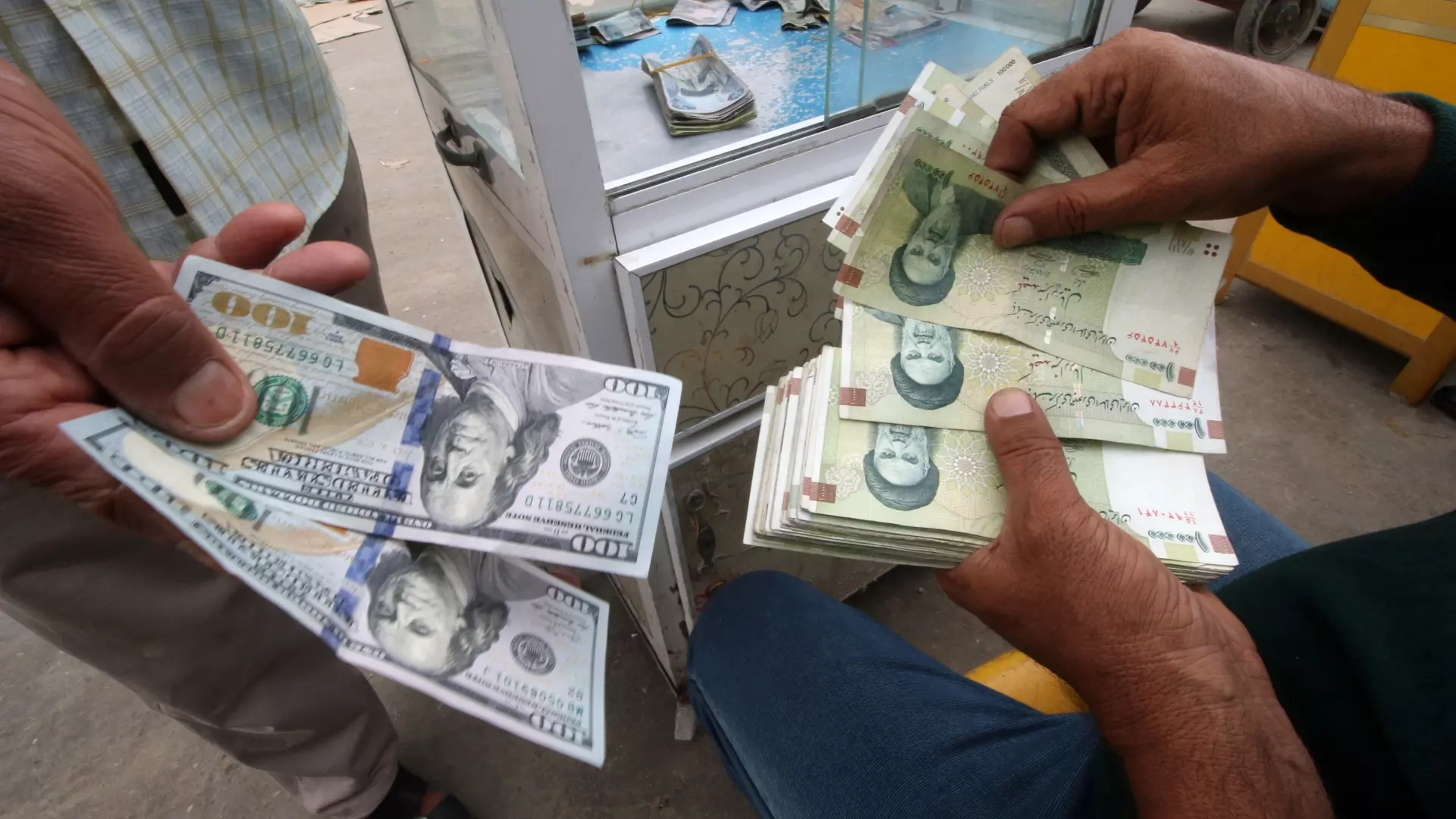 دلار در مسیر آرامش؛ نوسانات محدود در کریدور ۹۰ تا ۹۵ هزار تومان